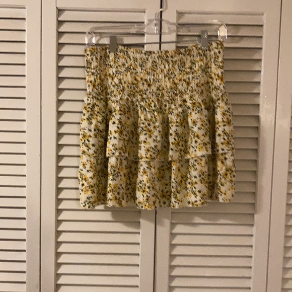Cute Mini Skirt with Flower Print - Picture 4 of 4